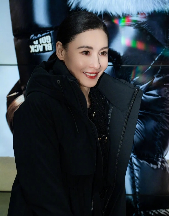 张柏芝的颜值从不令人失望，每一出现都让人眼前一亮，又年轻又漂亮时间真的在她脸上定