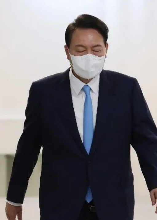 尹锡悦拒不下台的原因有3个：
1、尹锡悦有底气，军队支持他，而军队是美国控制的。