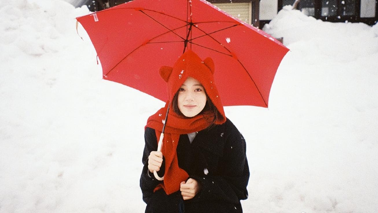 欧阳娜娜晒写真庆元宵，红伞红帽红围巾，站在雪地里美翻了