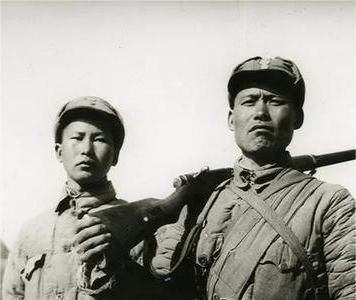 1949年6月，解放军第十八兵团（司令员周士第）、第十九兵团（司令员杨得志）划归