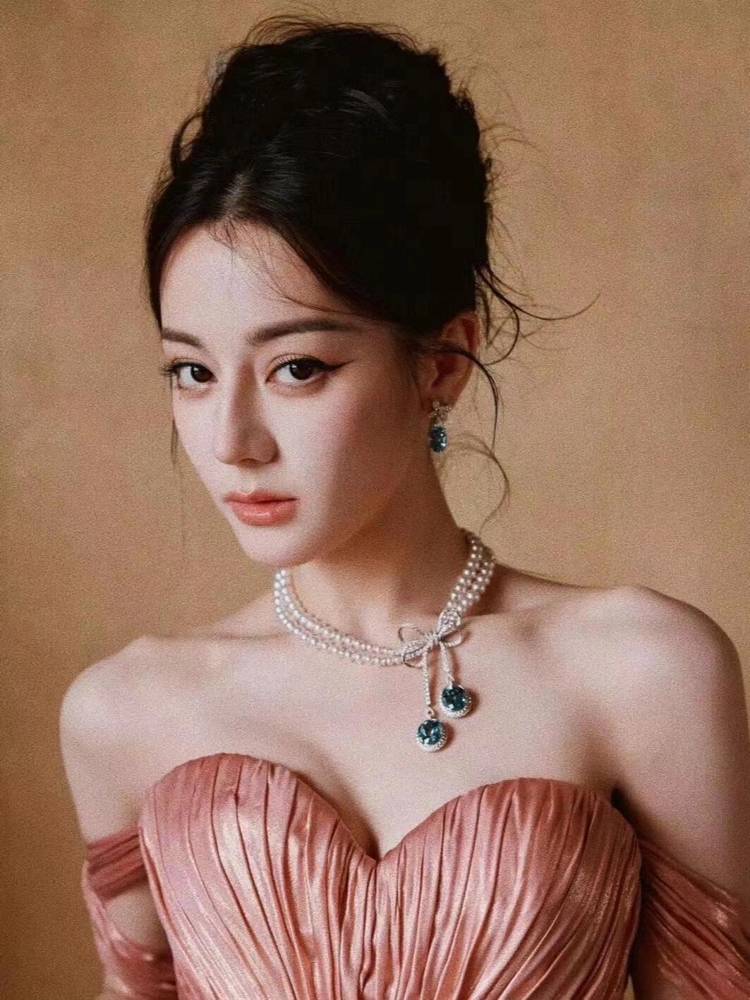 迪丽热巴戴珍珠太美艳生动了