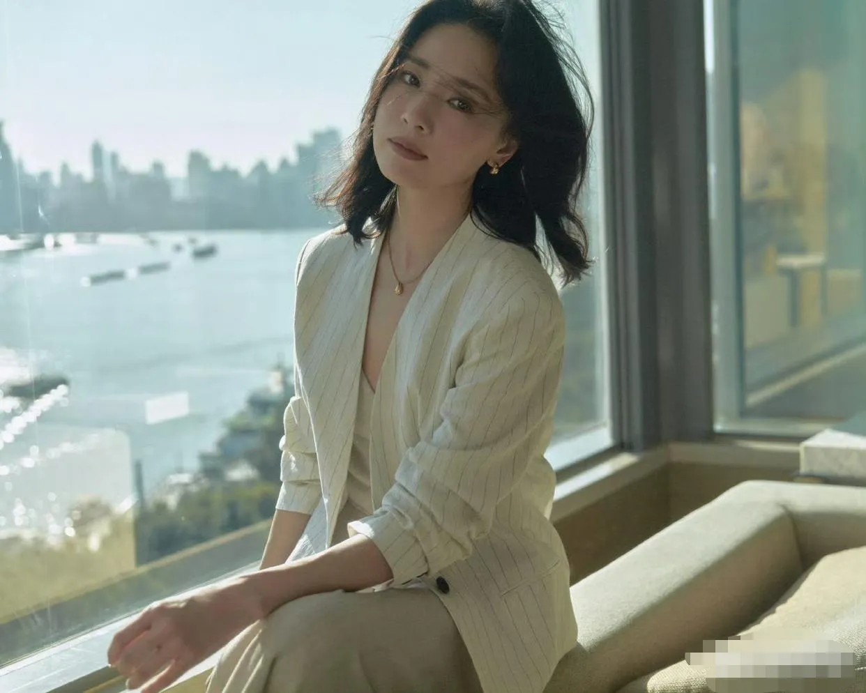 几家欢喜几家愁，感觉现在的超级大美女董洁太不容易了。春节将至很多家庭都在忙着过节