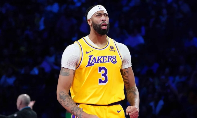 放眼整个NBA的交易历史，这笔交易也是相当炸裂的存在，浓眉换东七七，其实湖人基本