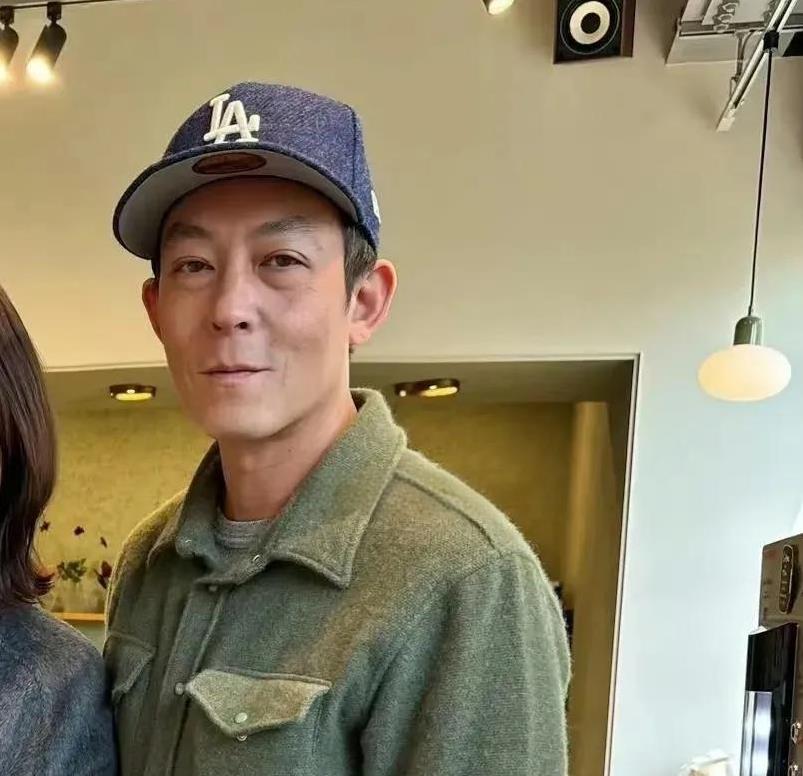 陈冠希一家三口近照
他们现在在日本生活，夫妻俩经常带着女儿散步逛街，小姑娘长高了
