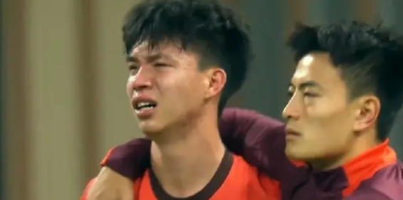 最是让人不忍的，是王钰栋。

今天至少前70分钟，王钰栋完全踢成了中国的孙兴慜。