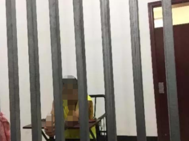 ]广西一男子偷偷进入67岁大妈家中，趁她熟睡与之发生关系，然而，大妈以为是老伴就