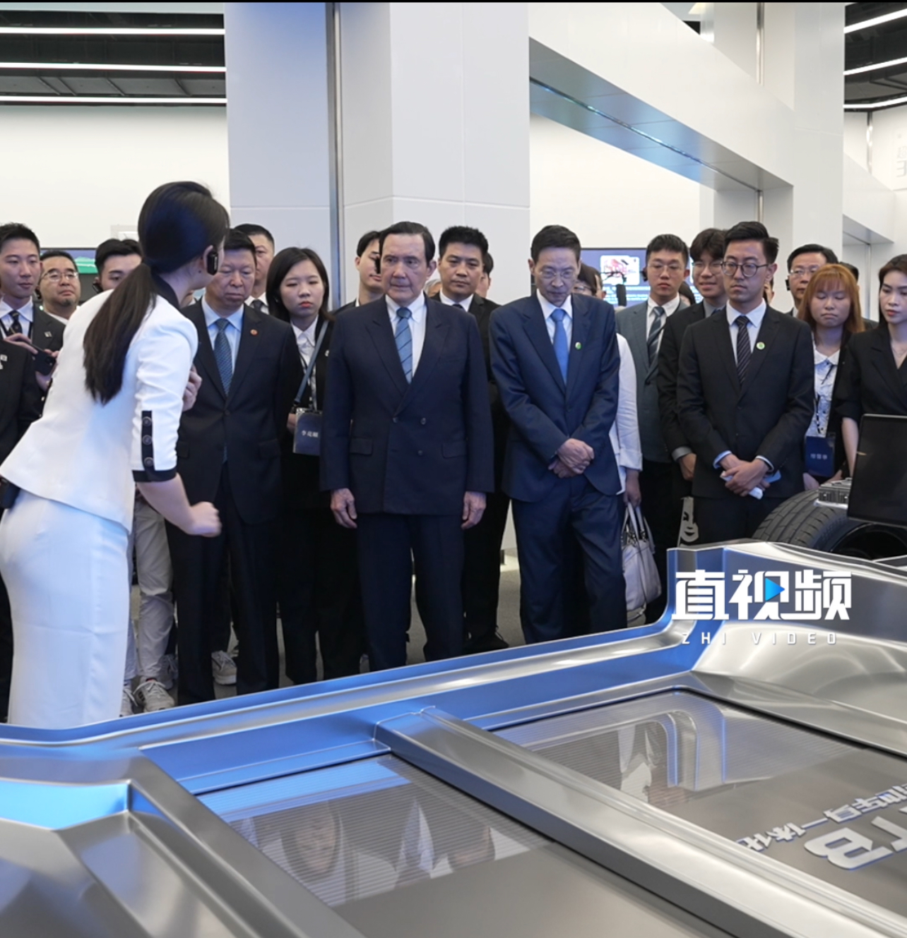 马英九先生率台湾青年团造访深圳比亚迪，亲自体验大陆新能源汽车的魅力。参访青年也纷