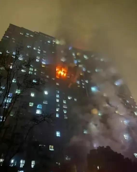 太气愤了！这就是南京着火小区物业董事长的态度吗？
业主质问：
你们物业晚上在干什