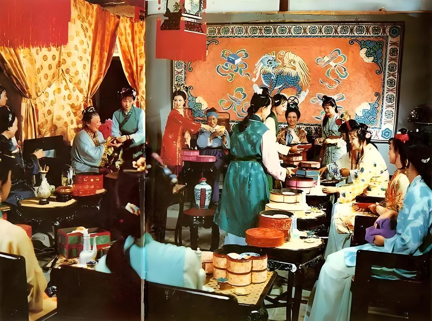 《红楼梦》里，贾母爱吃一道菜叫“牛乳蒸羊羔”，这菜小孩吃不得，因为是“没见天日的