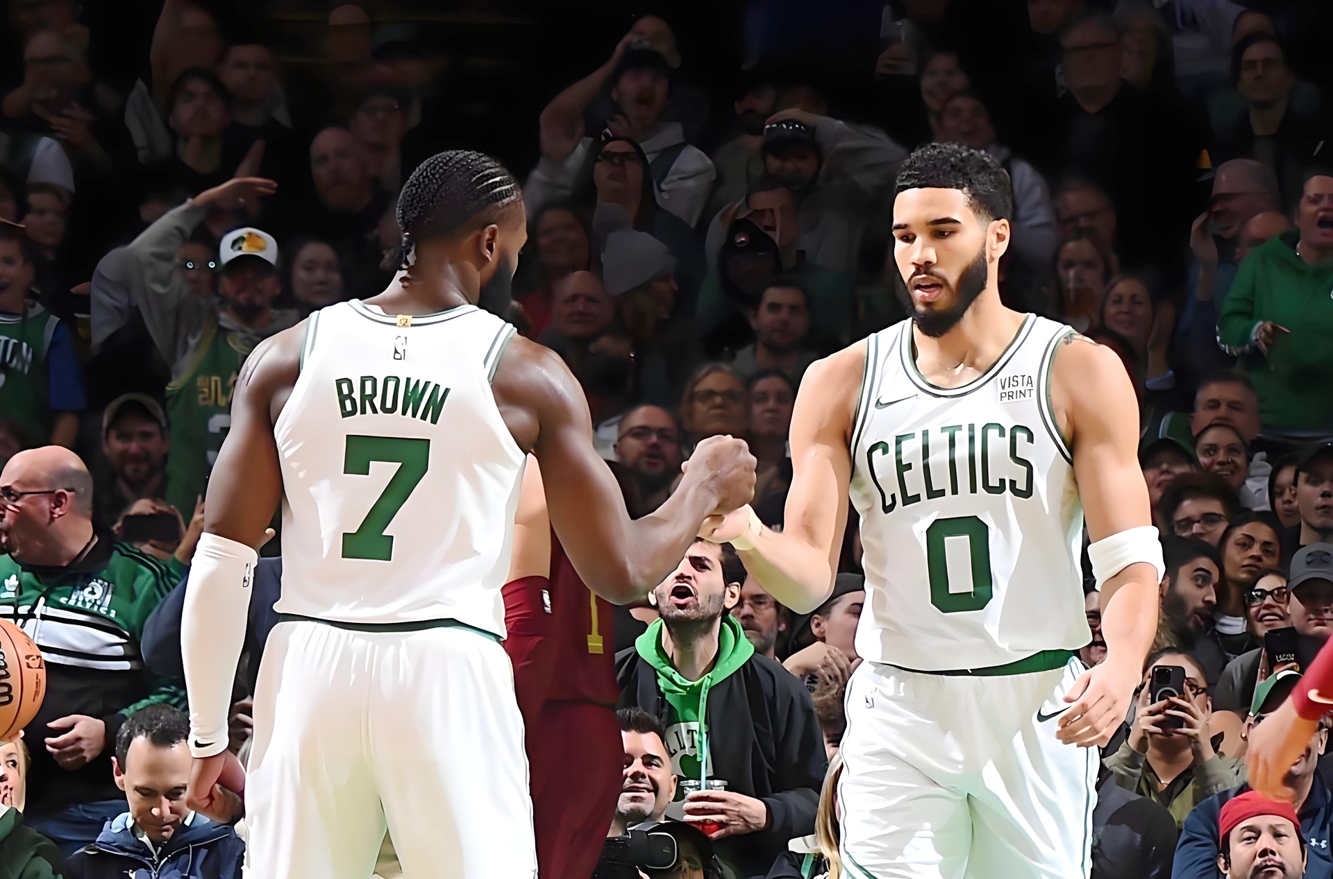 凯尔特人中场超远压哨三分都进，凯尔特人67比46半场暂时领先21分，看来独行侠气