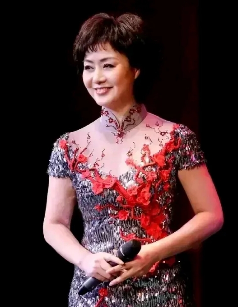 李胜素太美啦！古典之美，端庄优雅，气质出众。

特别有舞台魅力，浑身散发着迷人的