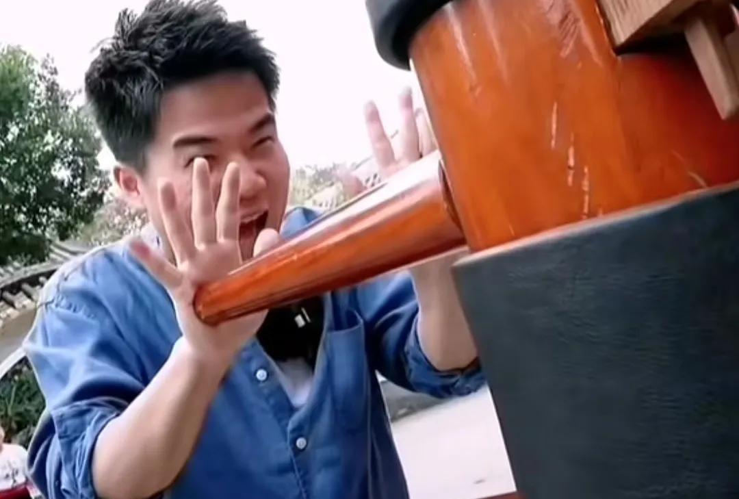 董宇辉来到佛山，可能一时半会儿学不会舞狮子，但是他一定要学几招功夫。我小时候最崇