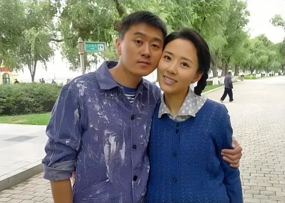他们俩是中央戏剧学院的同班同学，与黄晓明、陈坤、祖峰是一个班的。
同学这样脸贴面