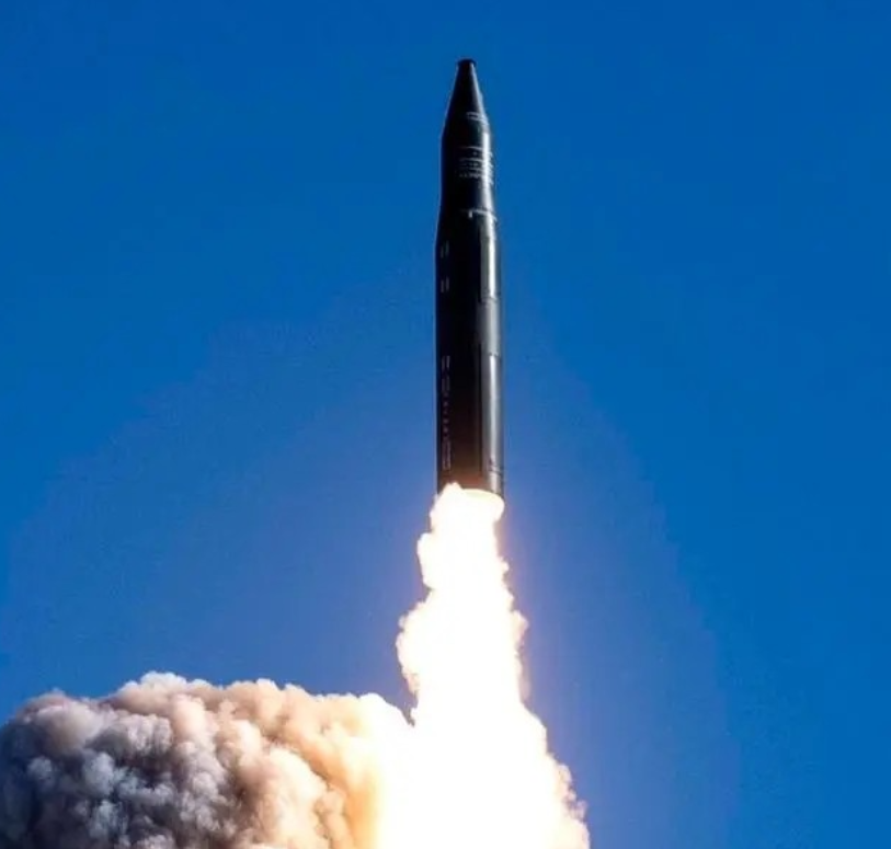 火箭军洲际导弹现场发射场面公布，导弹发射之后，是直奔太平洋而去的，至于到底飞到哪