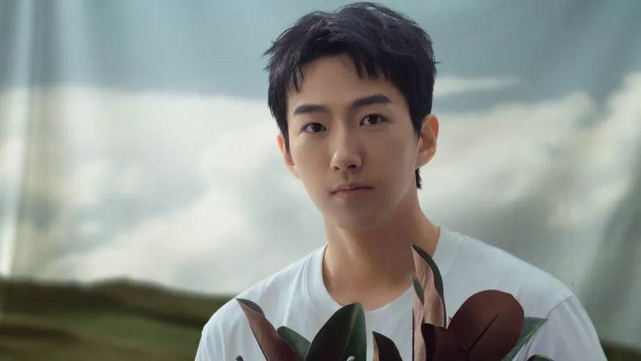 朱轩熠夏日清新写真释出 活力沁爽彰显轻熟男魅力