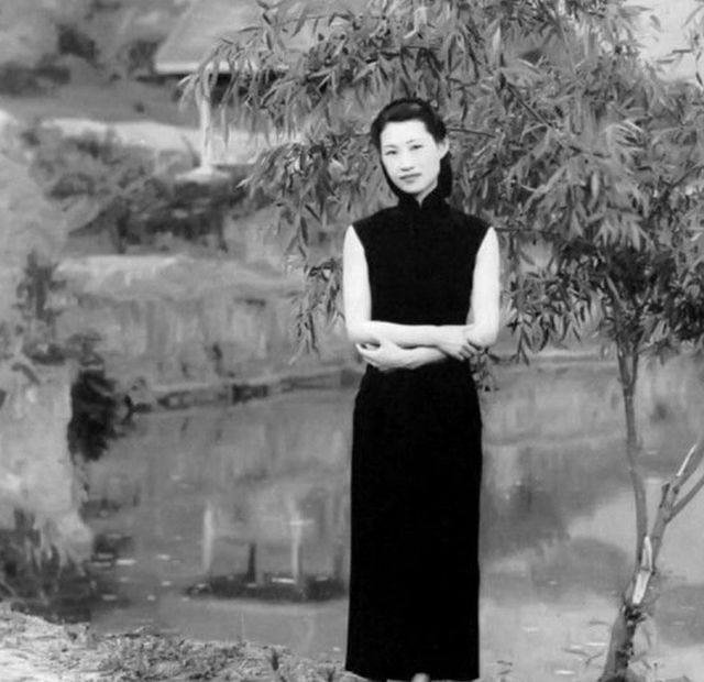 于凤至正在喝茶，丈夫张学良突然拉着一名女子的手，风风火火地闯了进来。刚进门，那女