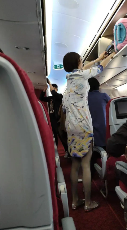 海航的空姐，看了也是寂寞

带着春联来拜年