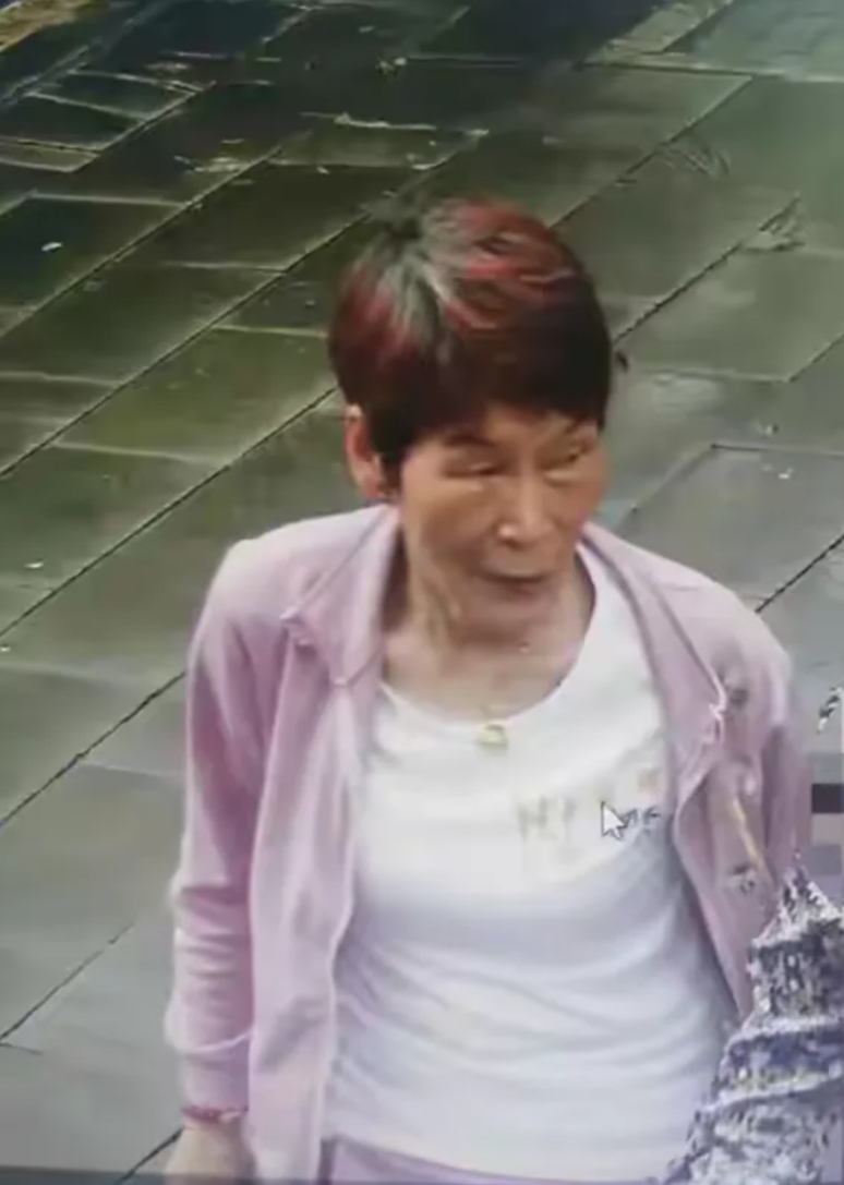 人贩子余华英，长有一对三角眼，面相凶险，看上去就不是个善茬。
1993年至200