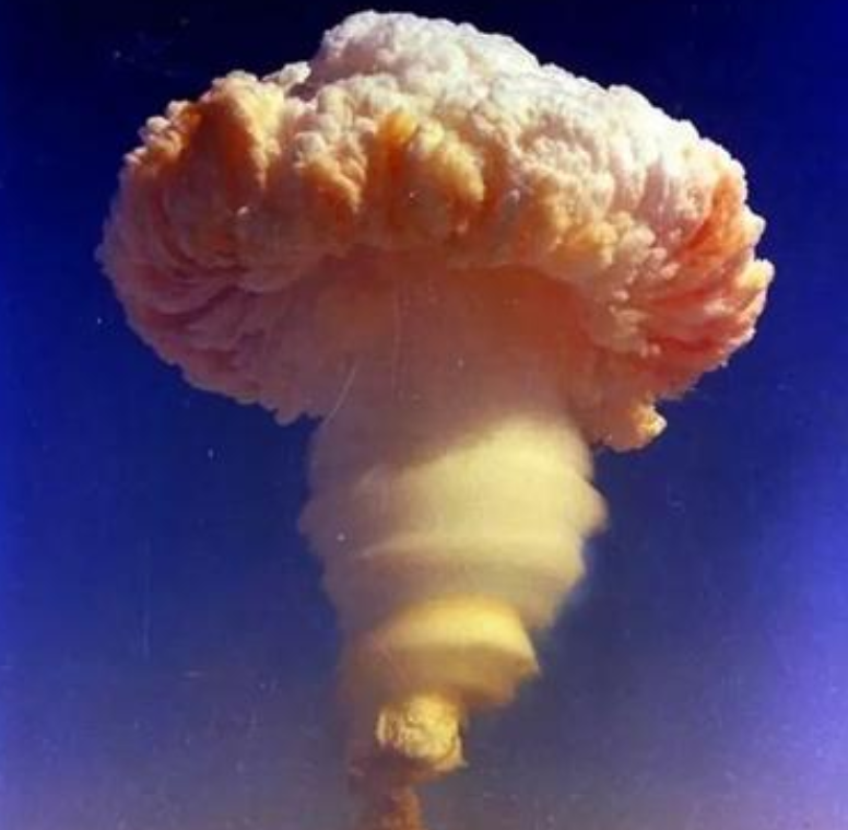 1967年，中国爆炸第一颗氢弹的消息传到法国后，法国总统气愤的直拍桌子，质问他们