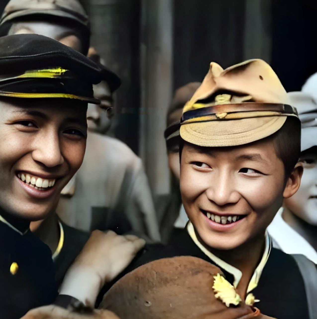 1945年，日本投降后，东京的孩子大笑不止。他们一起走上街头庆祝失败。如果战争继