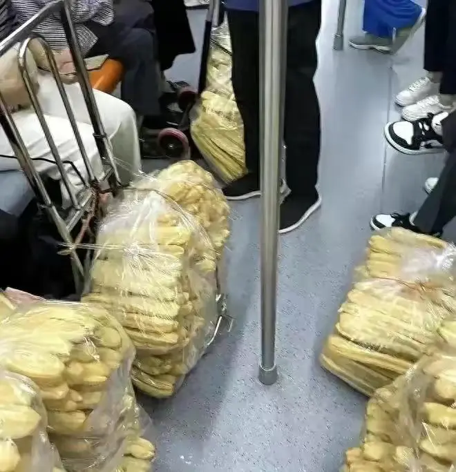 预制菜已无处不在了！
……今天早上在早餐店买油条，豆腐脑，正好油条卖没有了，老板