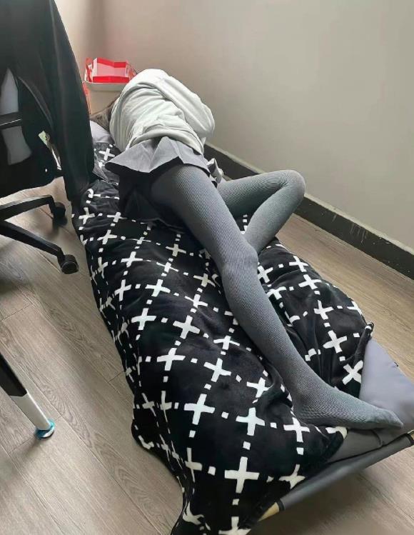 00后女同事，午间休息，这样的穿着，把我给整不会了……