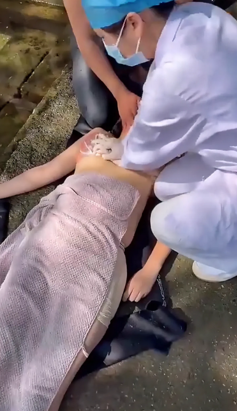广西崇左，女子身穿美人鱼装潜水，不幸溺亡，画面是医护人员对女子进行急救，可惜还是
