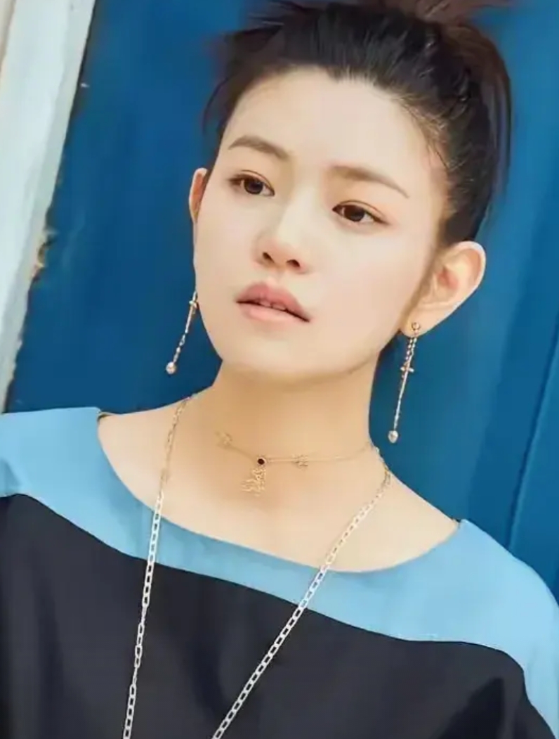 别看她外表清纯可爱，陈妍希绝对不是个好惹的角色！吴君如亲口承认，她私底下豪放不羁