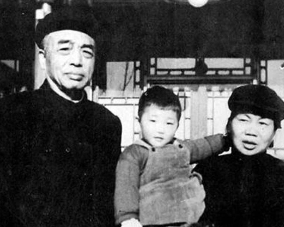 1959年冬，彭老总偶感风寒，身体特别难受。警卫排报告后，卫生部派出几个医生，他