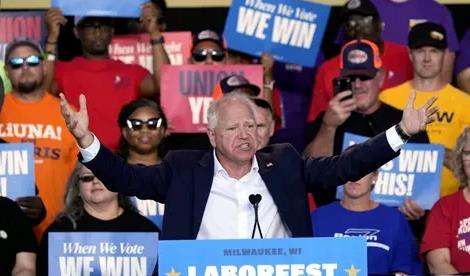 精彩不断，美民主党副总统候选人车队遇车祸。蒂姆·沃尔兹当地时间9月2日乘车从机场