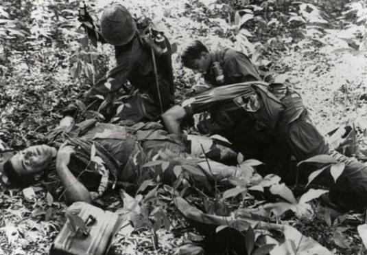 1941年，一个美国士兵吃坏肚子后，在丛林中上厕所时，随手摘了几片树叶擦屁股，可