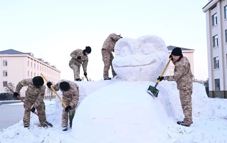 边防战士堆雪人雪娃娃！
迎新春！北疆军营的冰雕雪塑展新颜！官兵们凭借卓越的创造力