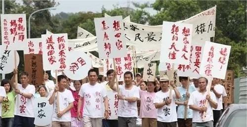 1949年，国民党军在青岛黄岛到处抓壮丁。当时，23岁的范春旺结婚才两年，刚有了