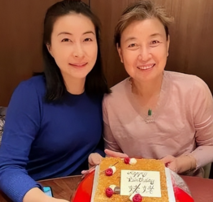 当年，郭晶晶结婚时，郭父母退回1100万彩礼，和价值3亿的四合院，婚礼当天，郭父