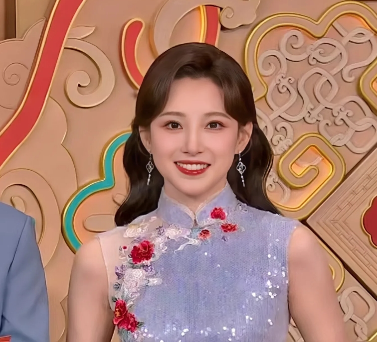 今晚和我姐重看春晚，我随口问了她一句
春晚你最喜欢哪位女主持人？

她说对比龙洋