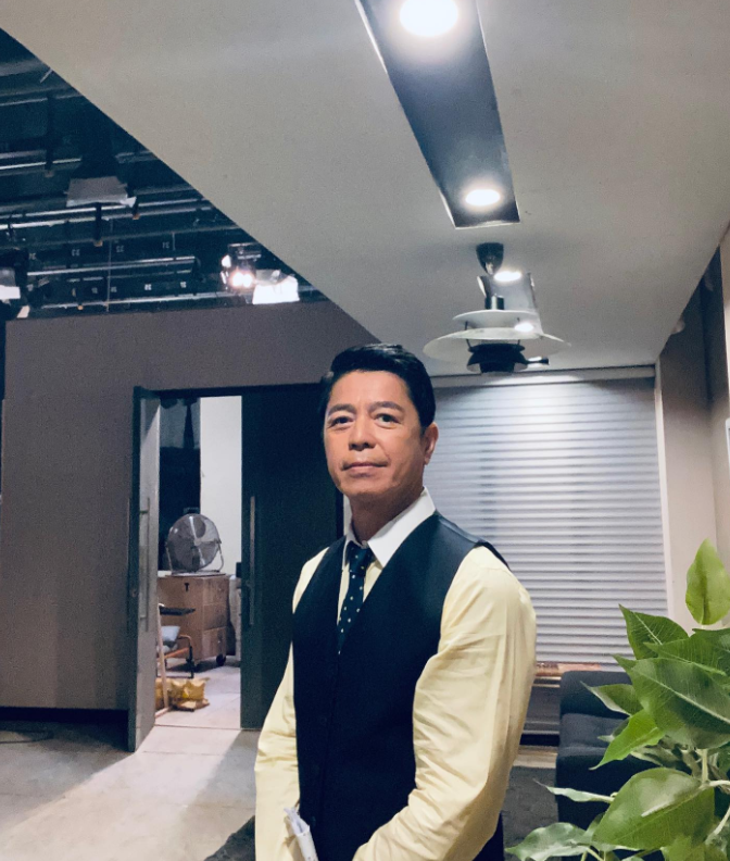 他在香港TVB拍戏很多年，一直都没做过男主角，但演技真的非常厉害，目测很少人能说