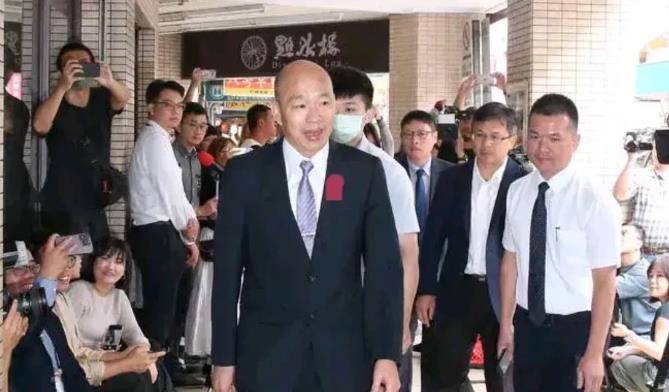 韩国瑜的和解饭中午吃上了，卓荣泰和蓝绿白三方陆续到场！

因台风等原因推迟了一周