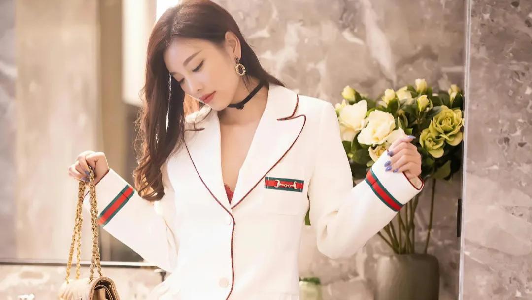 红粉佳人|休闲西装+肉色丝袜穿搭，美女在洗手间都那么迷人