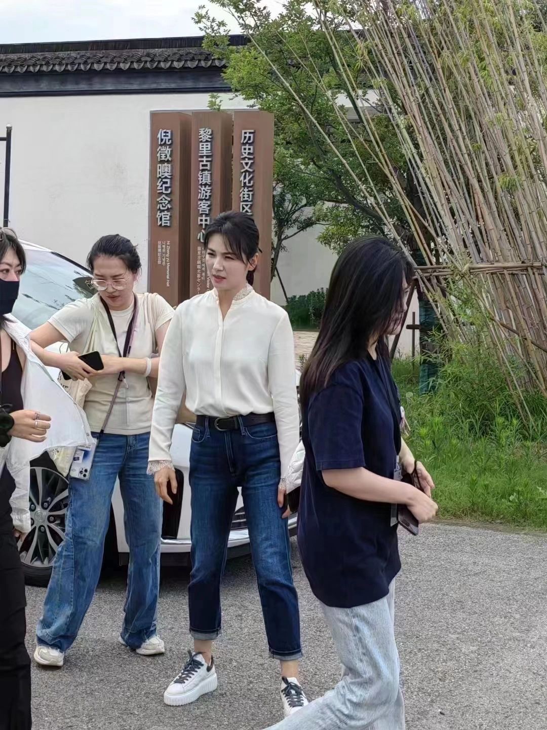 古镇偶遇刘涛
本人好黑好美
这状态说是20岁都不过分呢，满满都是青春活力！
说实