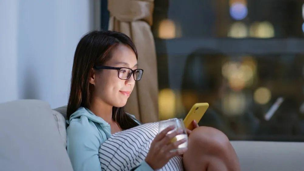 过生日买礼物，预算不足，女友站在柜台纠结 ，男友：要不然，我借点给你！