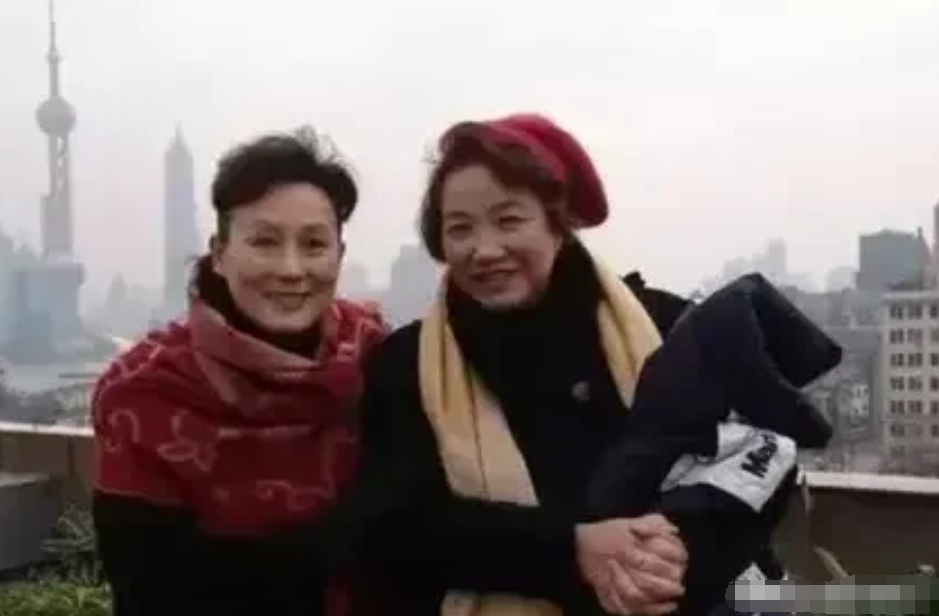 曾经风华正茂的两位姑娘，在最美的年华参与了电影《红色娘子军》的拍摄，初登银幕就给