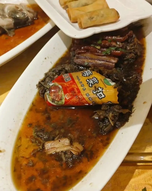 刚才在一家餐厅吃饭 居然发现包装袋 谁能告诉我这是什么