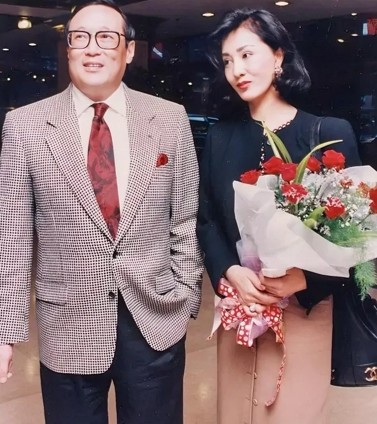 有一次，香港富豪赵世光拿着一千多万想跟老婆何莉莉离婚，但何莉莉死活不同意，她说：