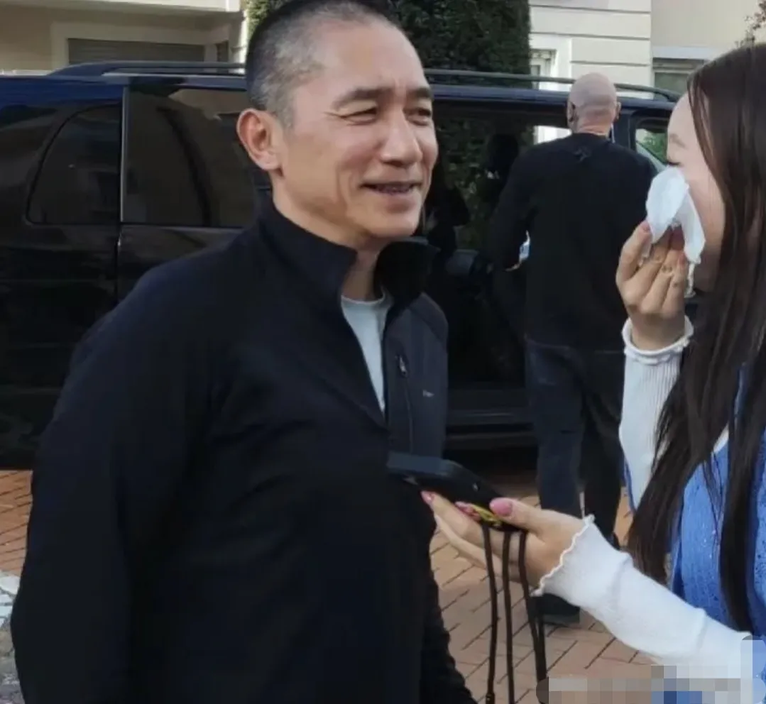梁朝伟如今苍老了许多，不过他老去得颇为从容，彻彻底底有了和蔼大爷的风范。这样的他