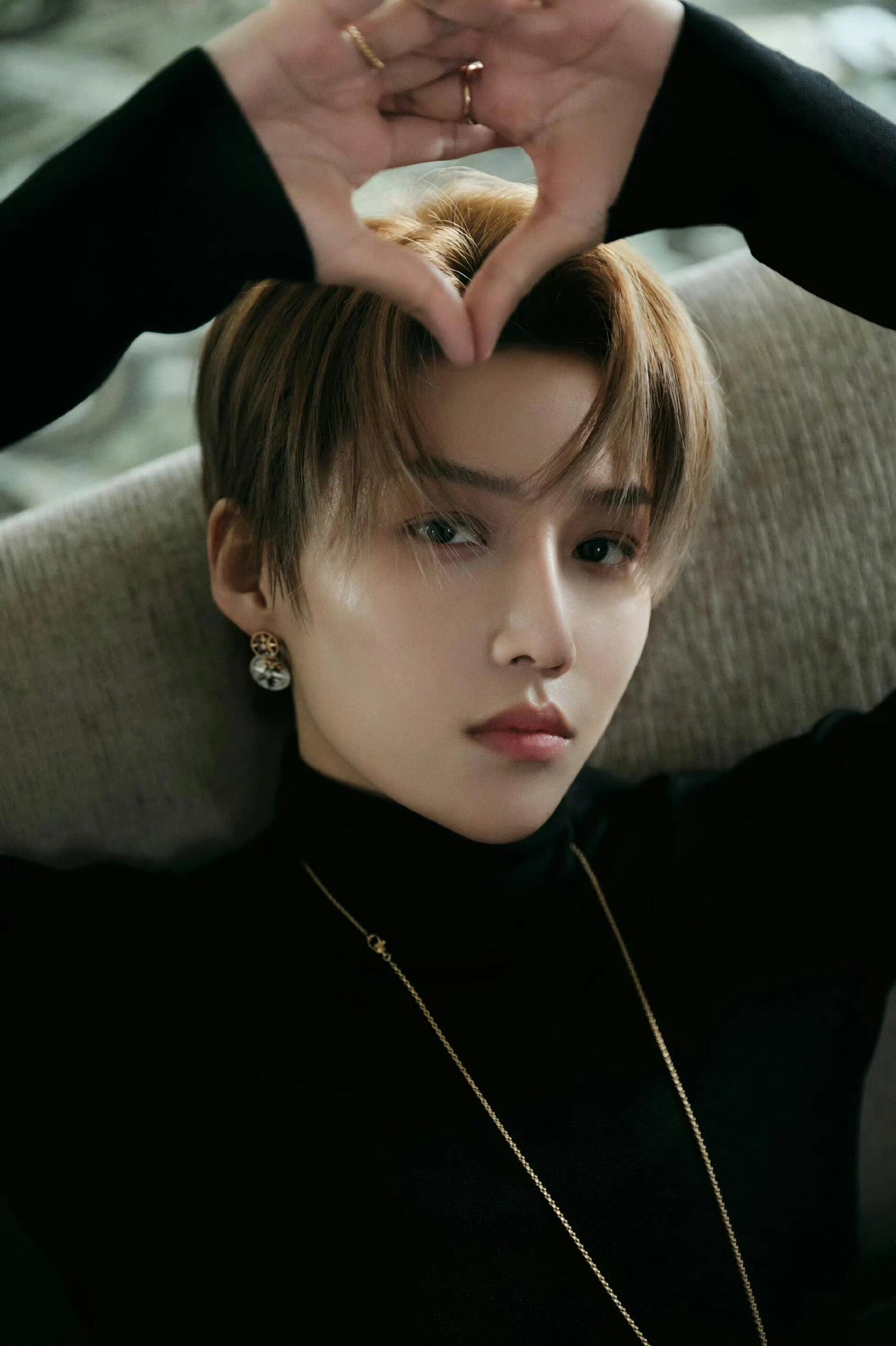 刘雨昕率性摩登身姿