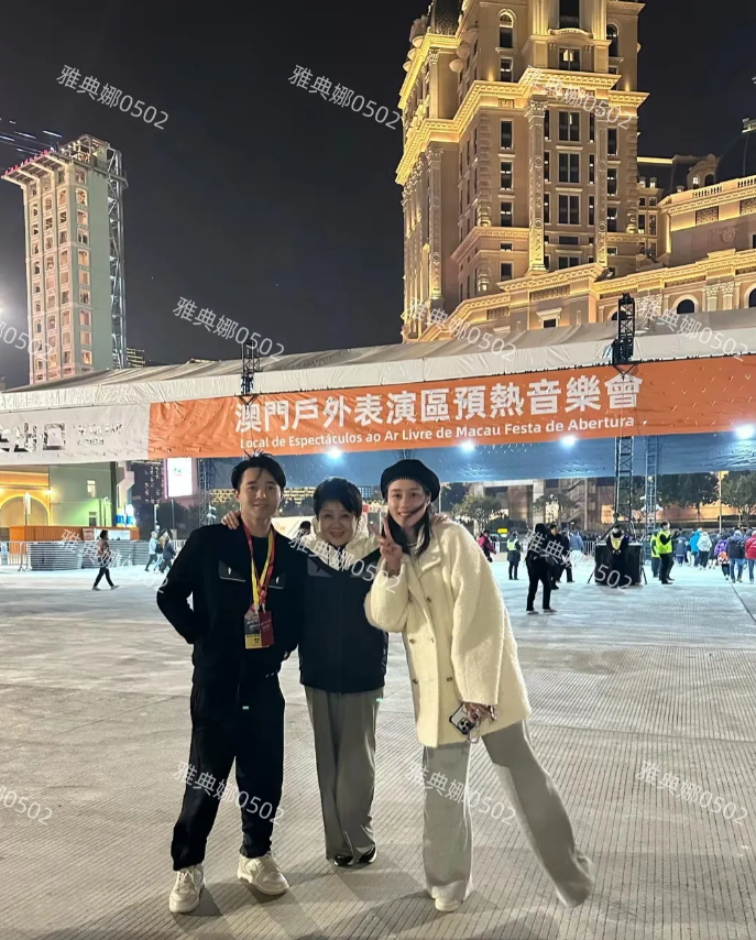 赌王四太梁安琪带大儿子何猷亨和小女儿何超欣看演唱会，这次居然没带何猷君和奚梦瑶，