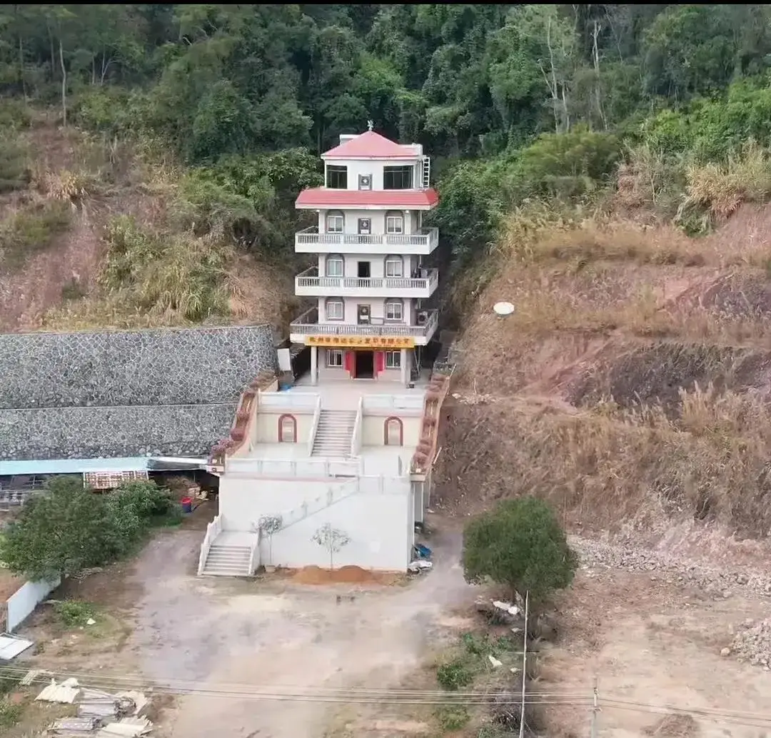 整栋房子为什么要建在那个位置？底下的开阔地不能建吗？