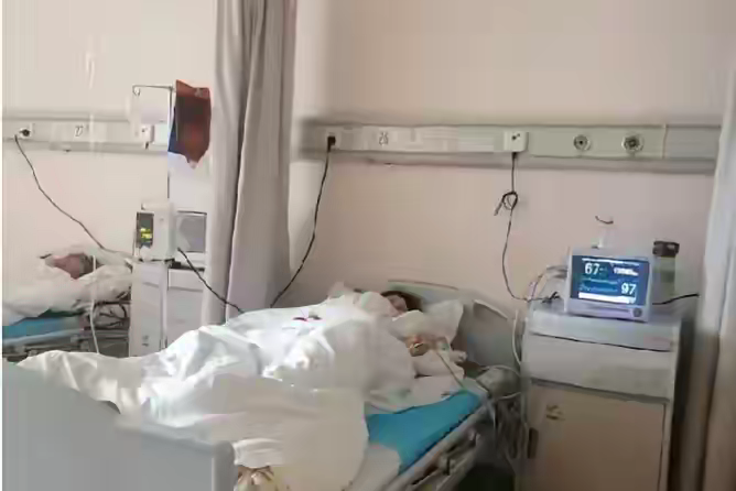 二舅和我妈断交十年了，今年二舅生病住院，我背着我妈去医院看望，临走给他留下500