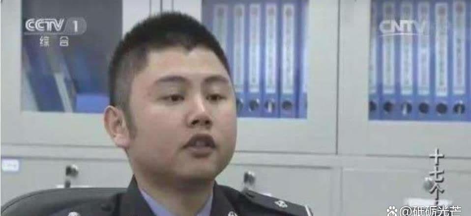 2015年，湖南长沙，一男子出了车祸后，交警用男子手机联系他妻子，竟发现通讯录里