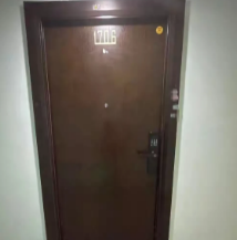 湖南长沙，一女子与男朋友醉酒后，特意找了一家酒店开房，而后女子没有穿任何衣服，躺